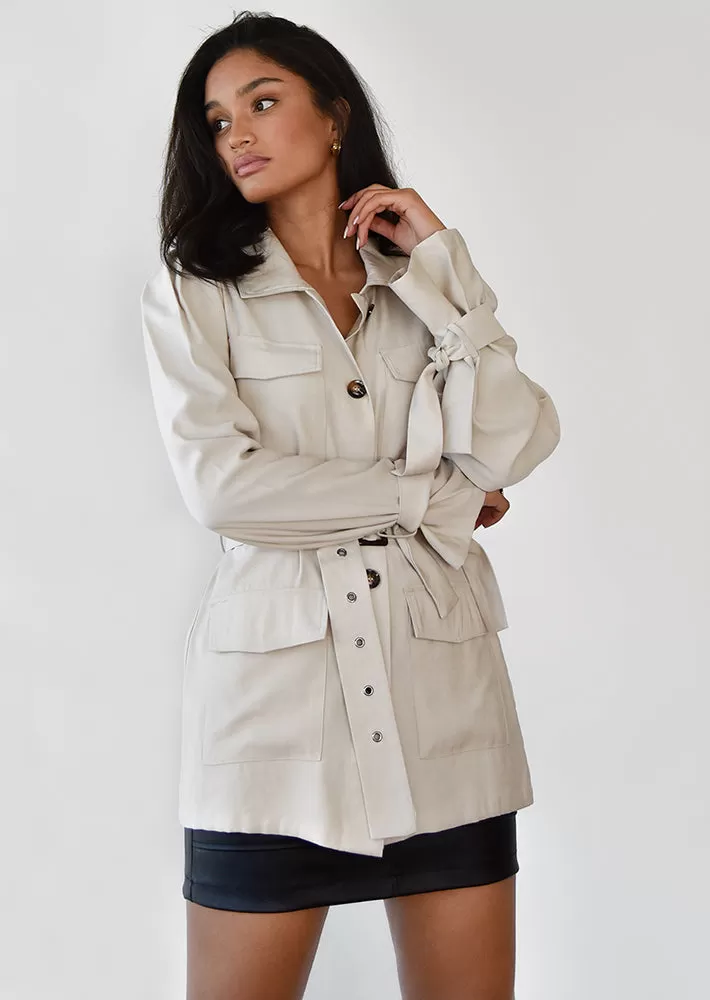 Veste beige avec ceinture à la taille