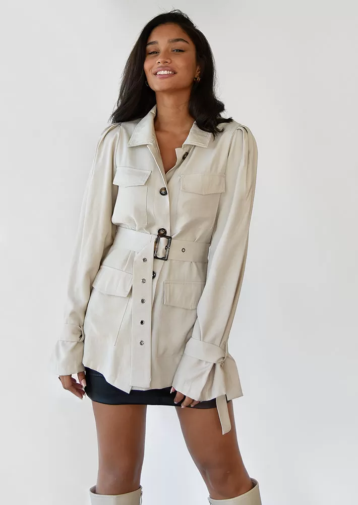 Veste beige avec ceinture à la taille