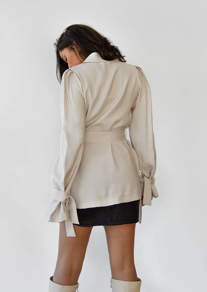 Veste beige avec ceinture à la taille