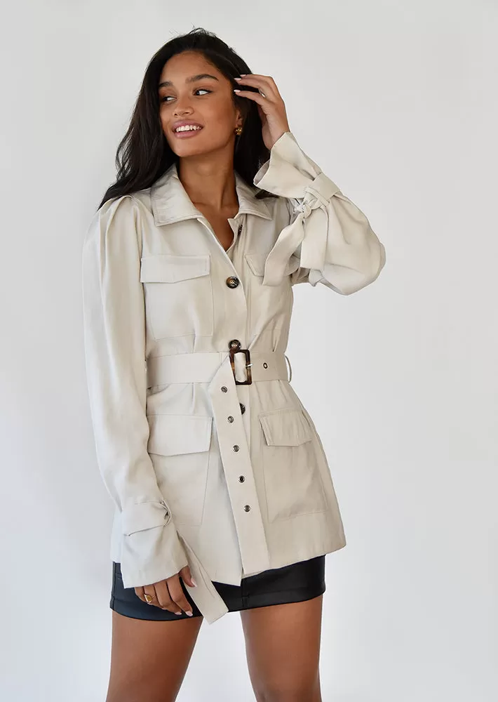 Veste beige avec ceinture à la taille